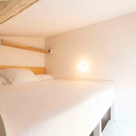 Appartement 2 Bedrooms On The Place Nationale , Up To 8 People Antibes