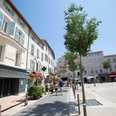 Appartement 2 Bedrooms On The Place Nationale , Up To 8 People Antibes