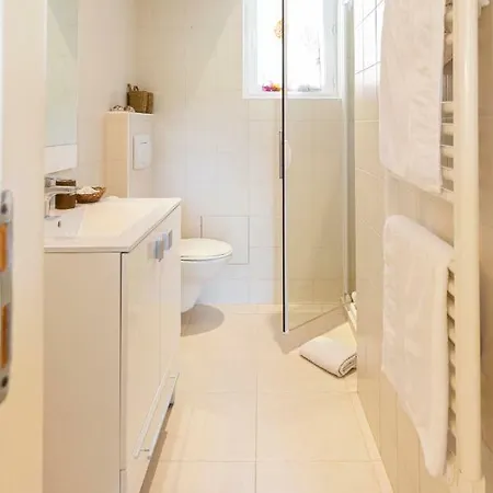 2 Bedrooms On The Place Nationale , Up To 8 People Appartement Antibes