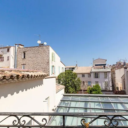 2 Bedrooms On The Place Nationale , Up To 8 People * Antibes