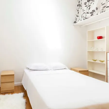 2 Bedrooms On The Place Nationale , Up To 8 People * Antibes