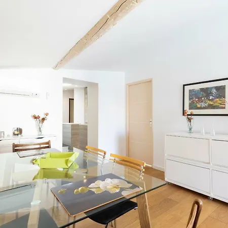 2 Bedrooms On The Place Nationale , Up To 8 People Appartement *