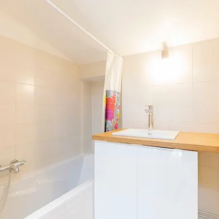 2 Bedrooms On The Place Nationale , Up To 8 People Antibes