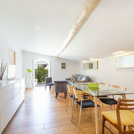 2 Bedrooms On The Place Nationale , Up To 8 People * Antibes