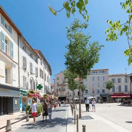 Appartement 2 Bedrooms On The Place Nationale , Up To 8 People *