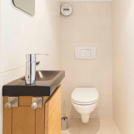 Appartement 2 Bedrooms On The Place Nationale , Up To 8 People Antibes